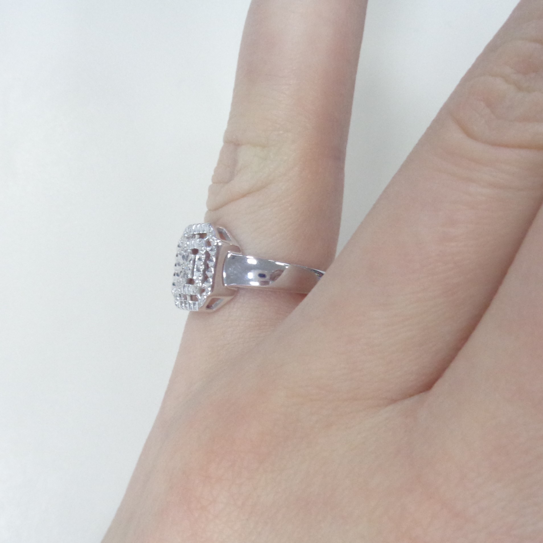 Серебряное кольцо с бриллиантами